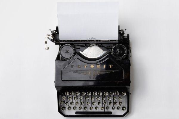 photo of a vintage writing machine in relation to a blog post about free retro fonts on canva